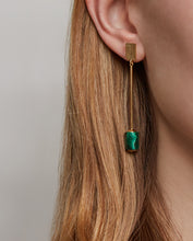 Carica l&#39;immagine nel visualizzatore di Gallery, Woman wearing gold long earrings with cylinder cut malachite stone
