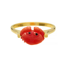 Carica l&#39;immagine nel visualizzatore di Gallery, Gold ring with mini red crab shaped coral front view
