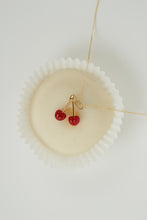 Carica l&#39;immagine nel visualizzatore di Gallery, Creamy white pastry with a necklace with coral cherries as pendant on top
