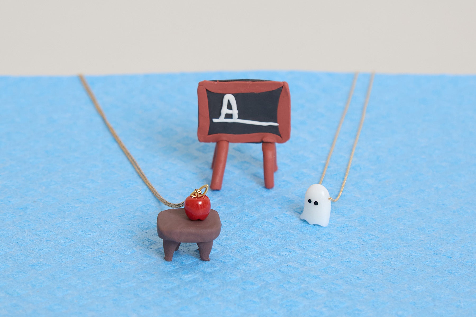 APPLE RED NECKLACE