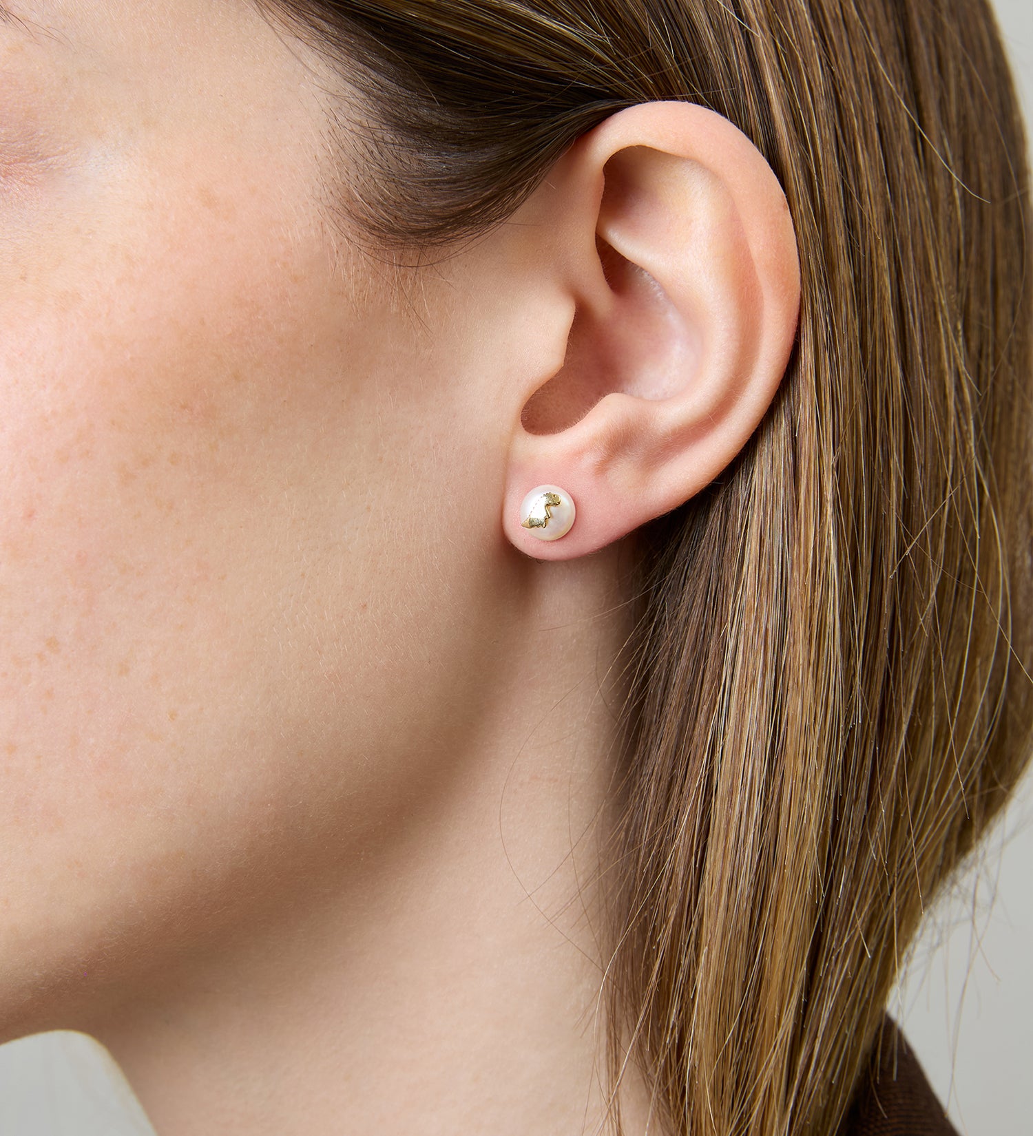 MINI BOLD DINO PERLA EARRINGS