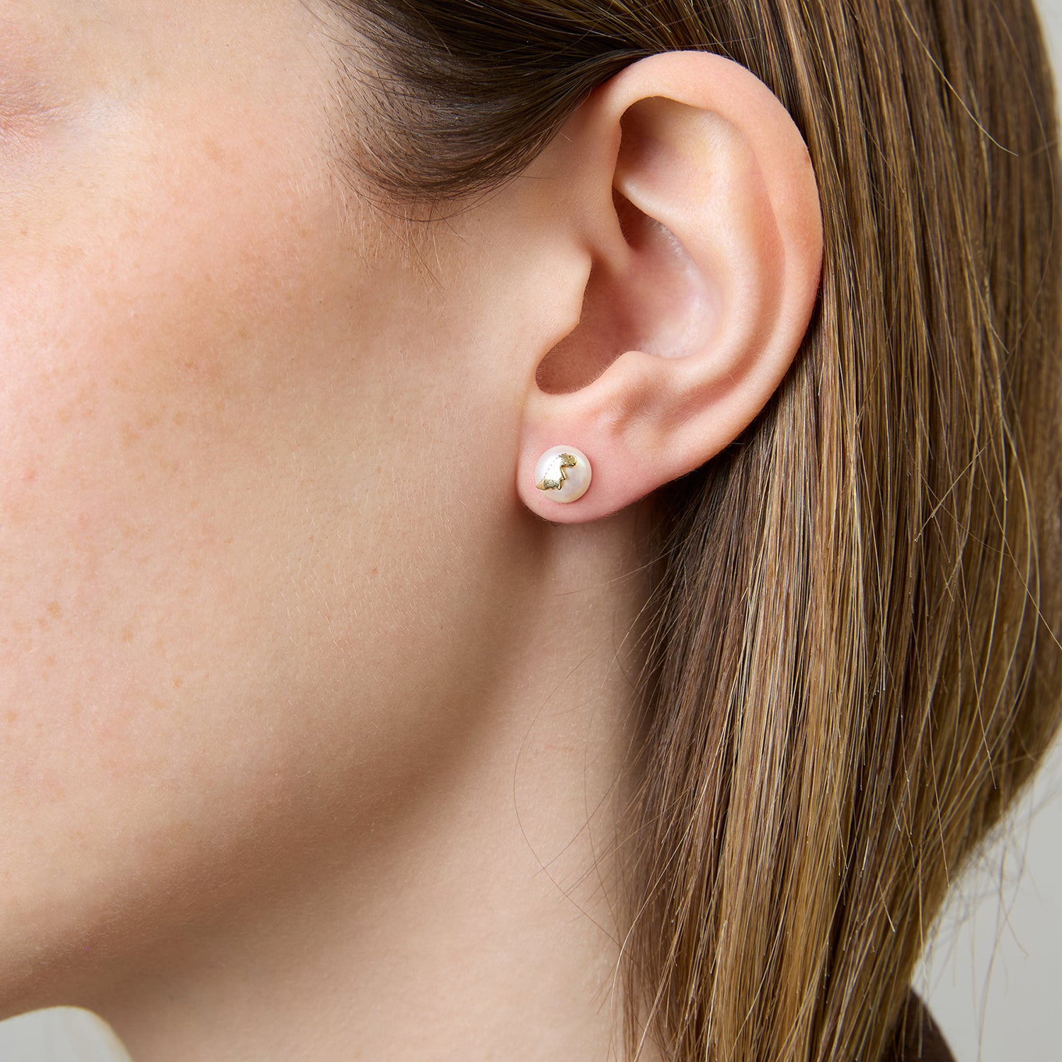 MINI BOLD DINO PERLA EARRINGS