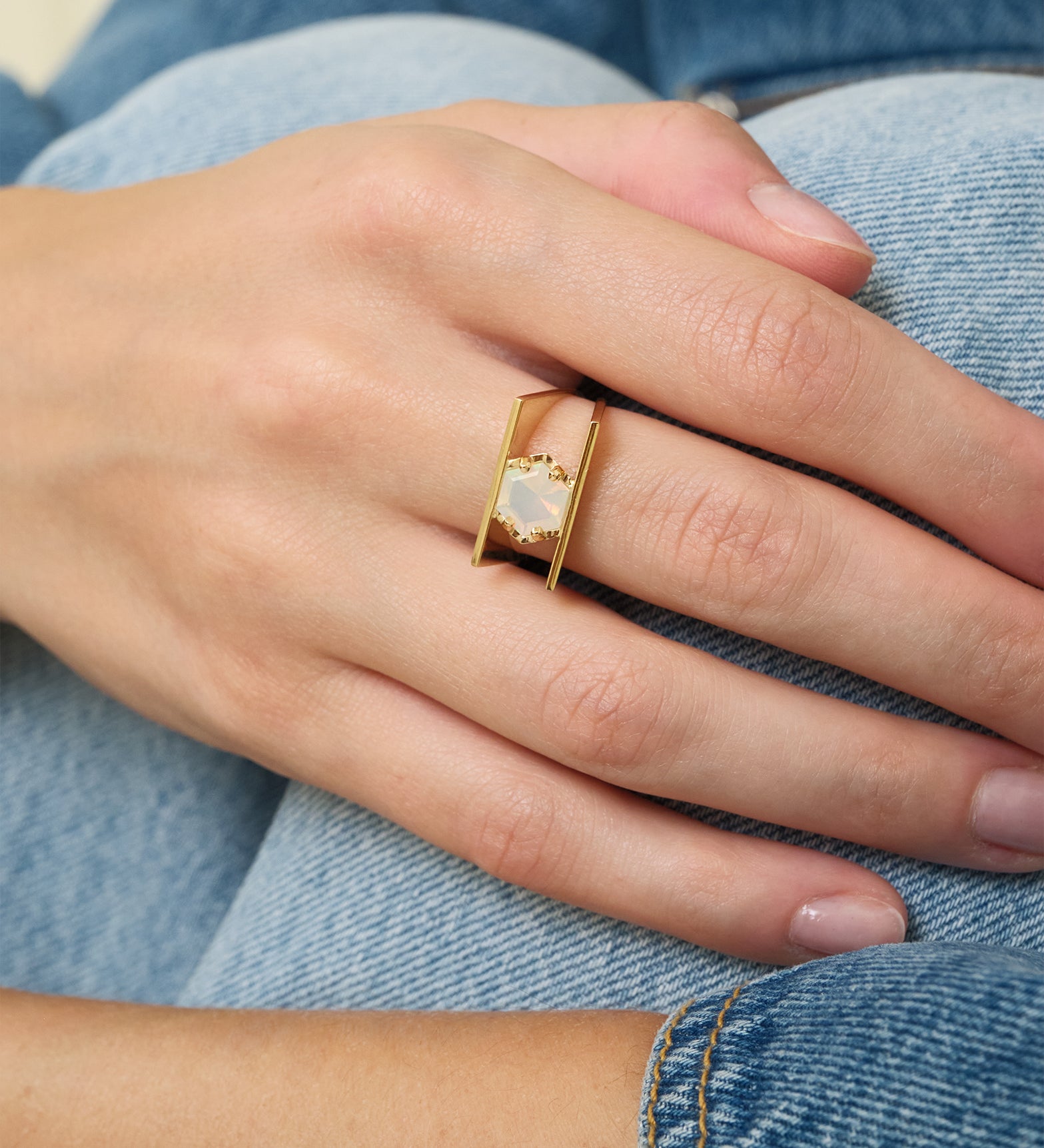 EXAGONAL OPAL RING