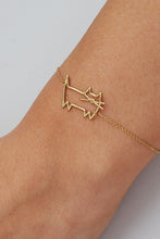 Carica l&#39;immagine nel visualizzatore di Gallery, Gold chain bracelet with cat shaped pendant worn by model
