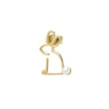 Carica l&#39;immagine nel visualizzatore di Gallery, Small rabbit shaped gold earring with a pearl tail
