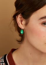 Carica l&#39;immagine nel visualizzatore di Gallery, Gold earring with avocado shaped oxidized turquoise and pearl on model
