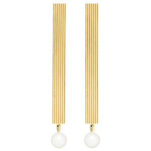 Gold earrings with a long bar and round pearls