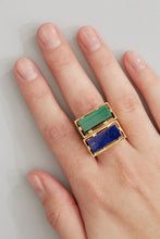 Carica l&#39;immagine nel visualizzatore di Gallery, Gold square rings with lapis lazuli and malachite stones worn by model
