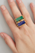Carica l&#39;immagine nel visualizzatore di Gallery, Gold square rings with lapis lazuli and malachite stones worn by model
