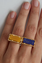 Carica l&#39;immagine nel visualizzatore di Gallery, Gold square ring with lapis lazuli stone and yellow jade on woman&#39;s hand

