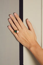 Carica l&#39;immagine nel visualizzatore di Gallery, Hand wearing two gold rings with cylinder cut pink opal and malachite stones
