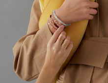 Carica l&#39;immagine nel visualizzatore di Gallery, Model wearing beads bracelets and gold rings
