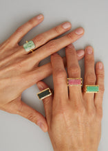 Carica l&#39;immagine nel visualizzatore di Gallery, Gold rings with precious stones on woman&#39;s hands
