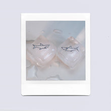 Carica l&#39;immagine nel visualizzatore di Gallery, White gold shark shaped pendants on ice cubes
