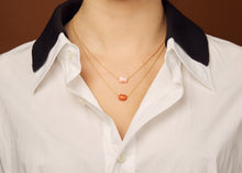 Carica l&#39;immagine nel visualizzatore di Gallery, Gold chain necklace with mini red crab shaped coral worn by model
