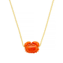 Carica l&#39;immagine nel visualizzatore di Gallery, Gold chain necklace with mini red crab shaped coral
