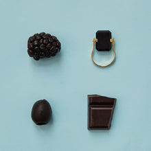 Load image into Gallery viewer, Composition with black food and gold ring with black agate
