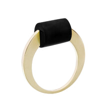 Carica l&#39;immagine nel visualizzatore di Gallery, Gold ring with a cylinder cut black agate stone
