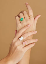 Carica l&#39;immagine nel visualizzatore di Gallery, Hands wearing gold rings with turquoise and hard stones
