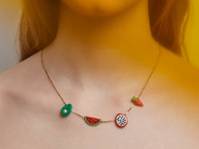 Carica l&#39;immagine nel visualizzatore di Gallery, Woman wearing a gold chain necklace with coral and turquoise fruit

